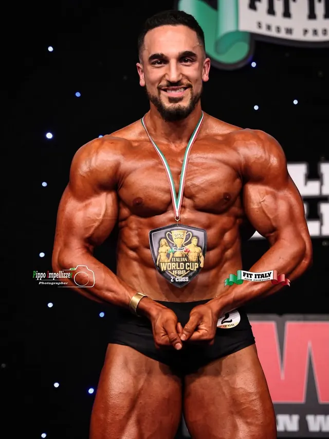 Pietro Salerno sorride con la medaglia al collo