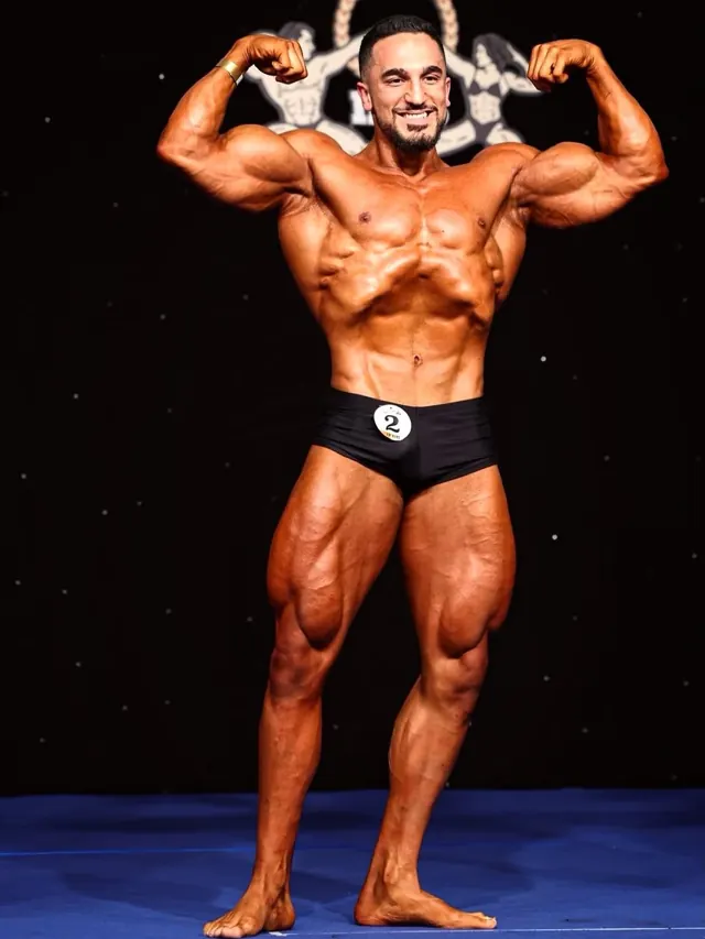 Pietro Salerno in posa frontale sul palco